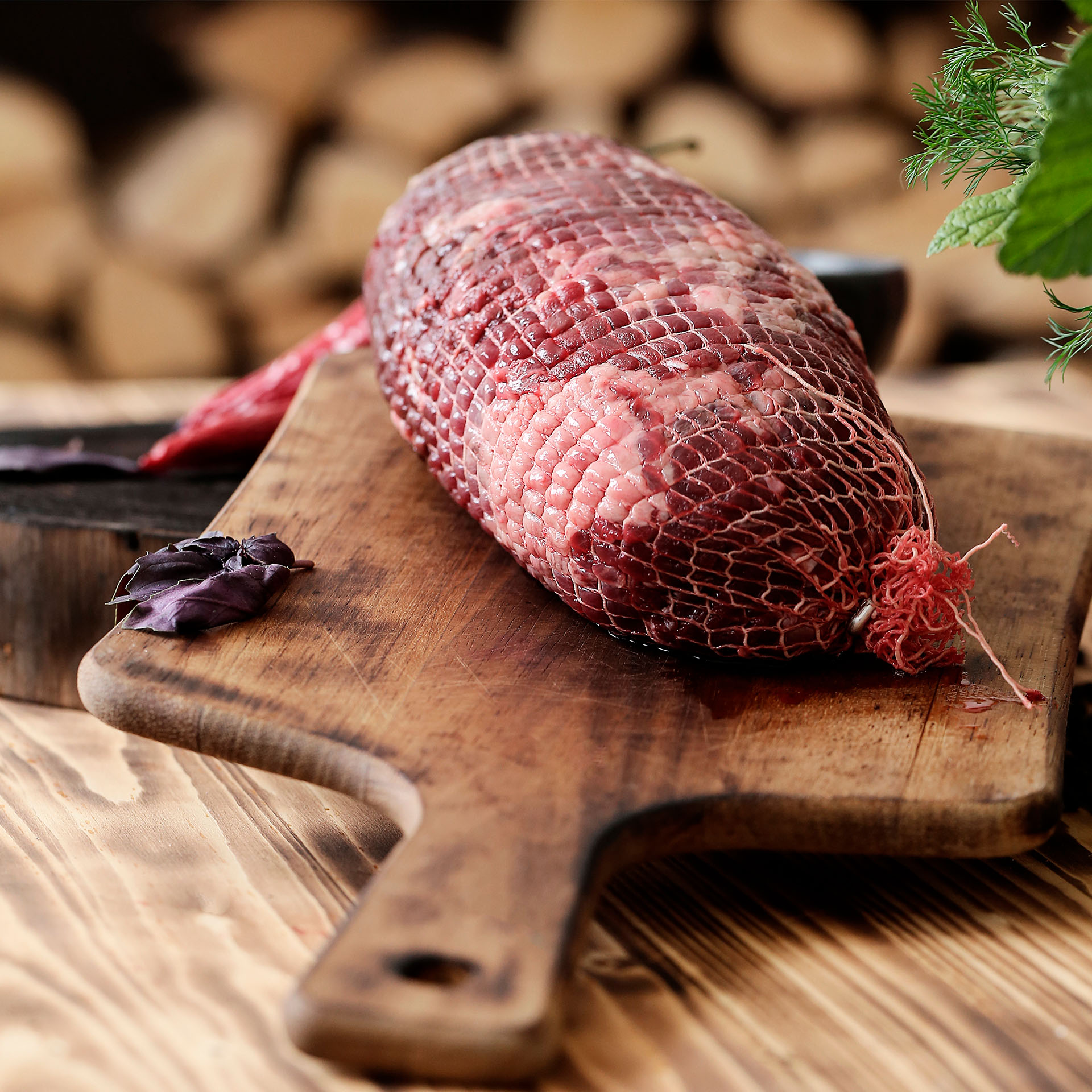embutido sobre una tabla de madera